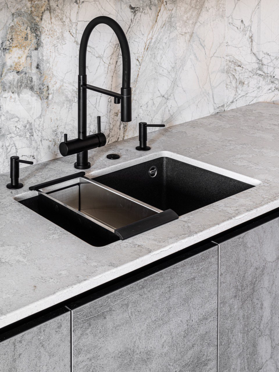 Erkak uxlab yotganida mast ayol o‘zini unga berib yubordi.